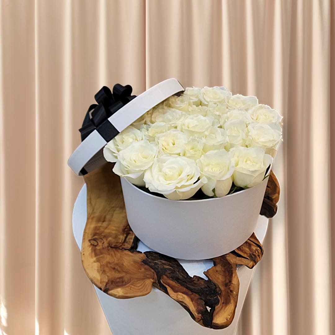 28ee0517-292e-4e38-aac1-69778f5faf56.jpeg بوكس الورد الأبيض اللطيف - الصورة 1