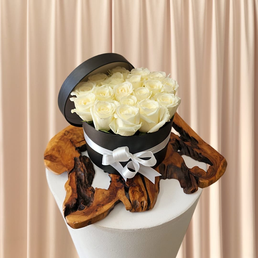 2c8006c4-34e6-440d-94ce-eeeeaa807b45.jpeg بوكس الورد الأبيض الرائع - الصورة 1