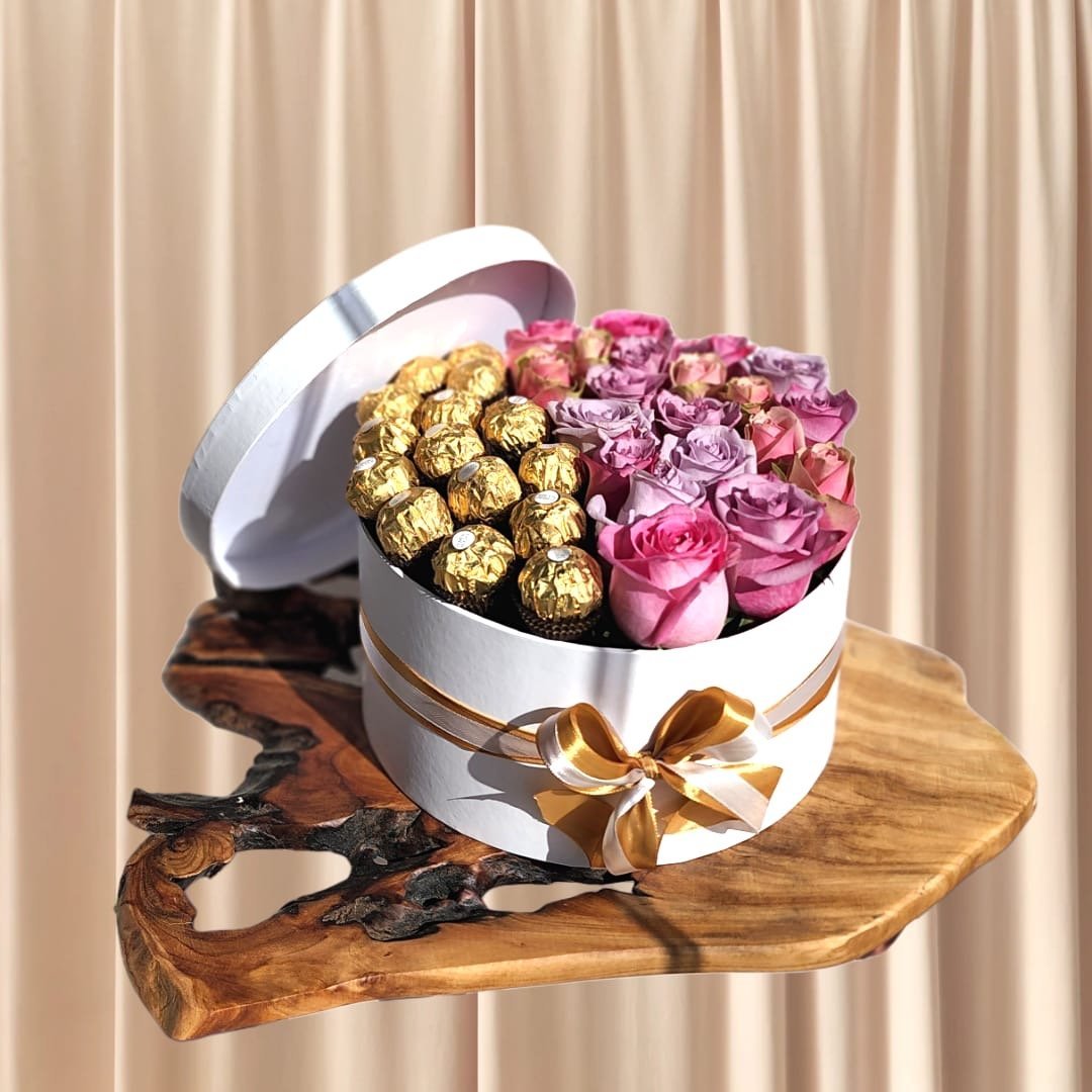 a0e532d7-11ec-41a5-a25c-f0b736eb9d28.jpeg بوكس الورد الملون مع الفروروشيه - الصورة 1