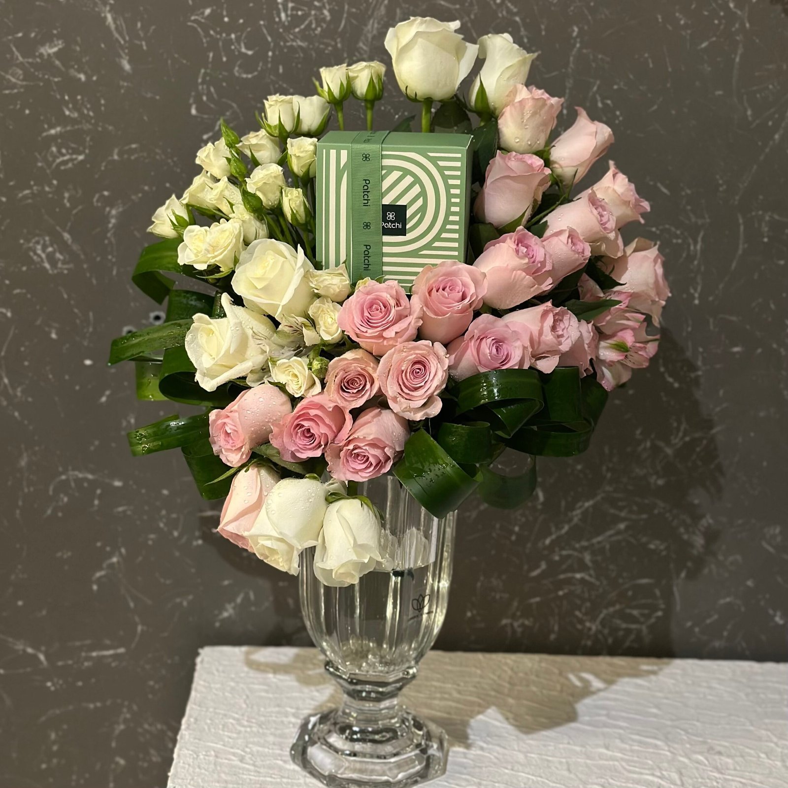 IMG_6116-1-scaled-1.jpeg مزهرية ناي روز فلاورز مع شوكولاتة باتشي - الصورة 1