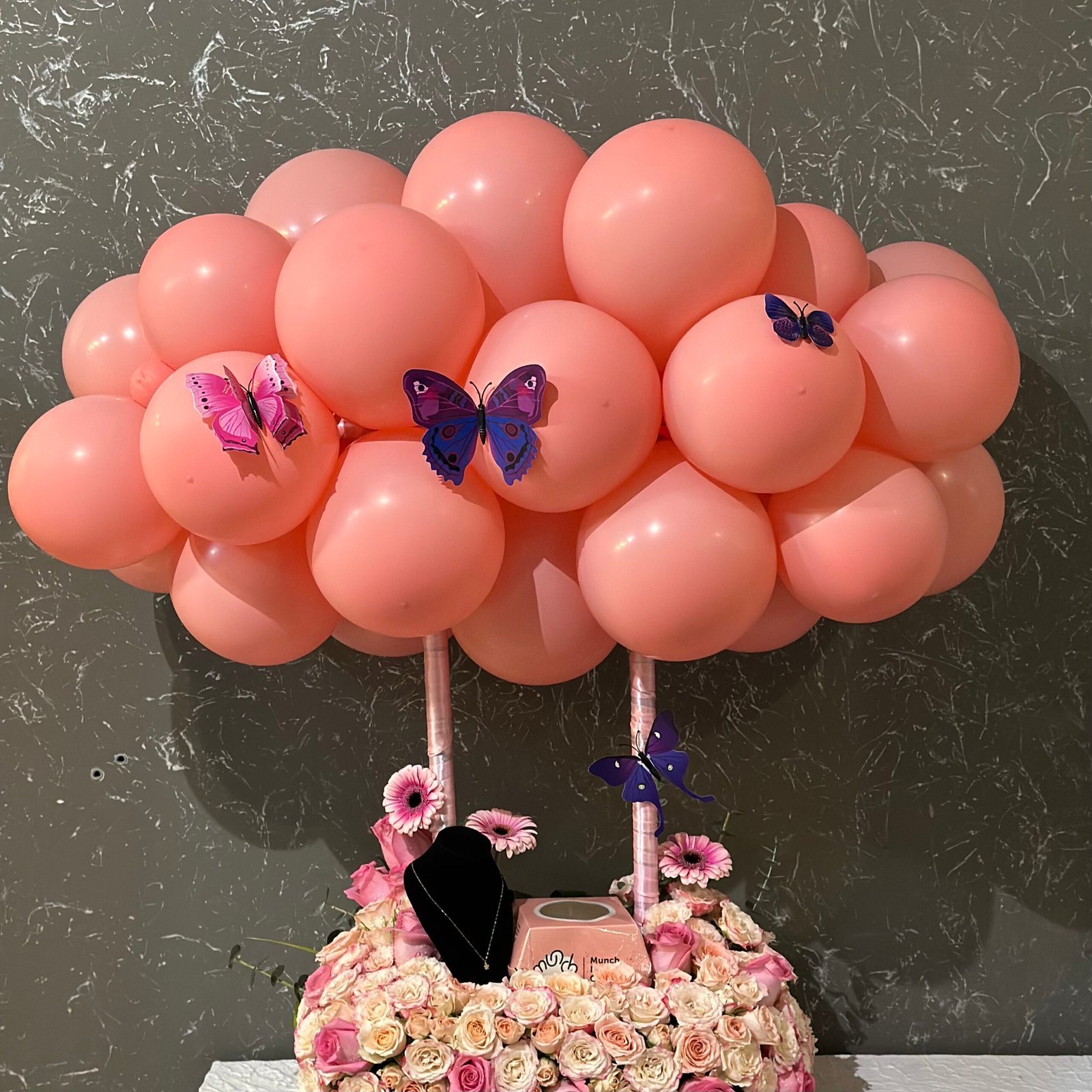 IMG_7223-1-scaled-1.jpeg باقة البالون مع الورد والفراشه - الصورة 1