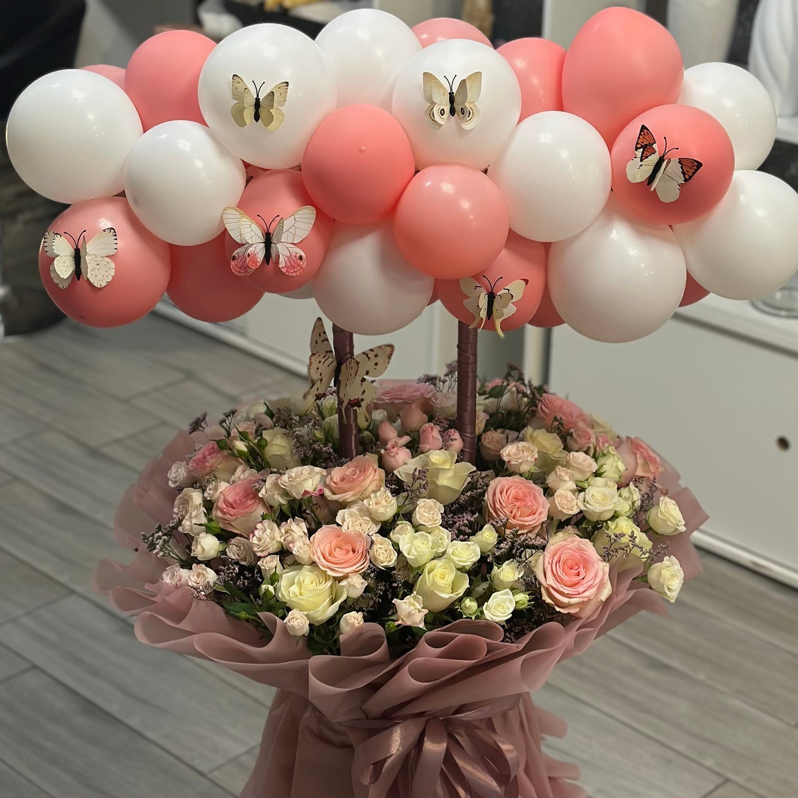 IMG_8168-1.jpeg باقة الورد مع قوس بالون - الصورة 1