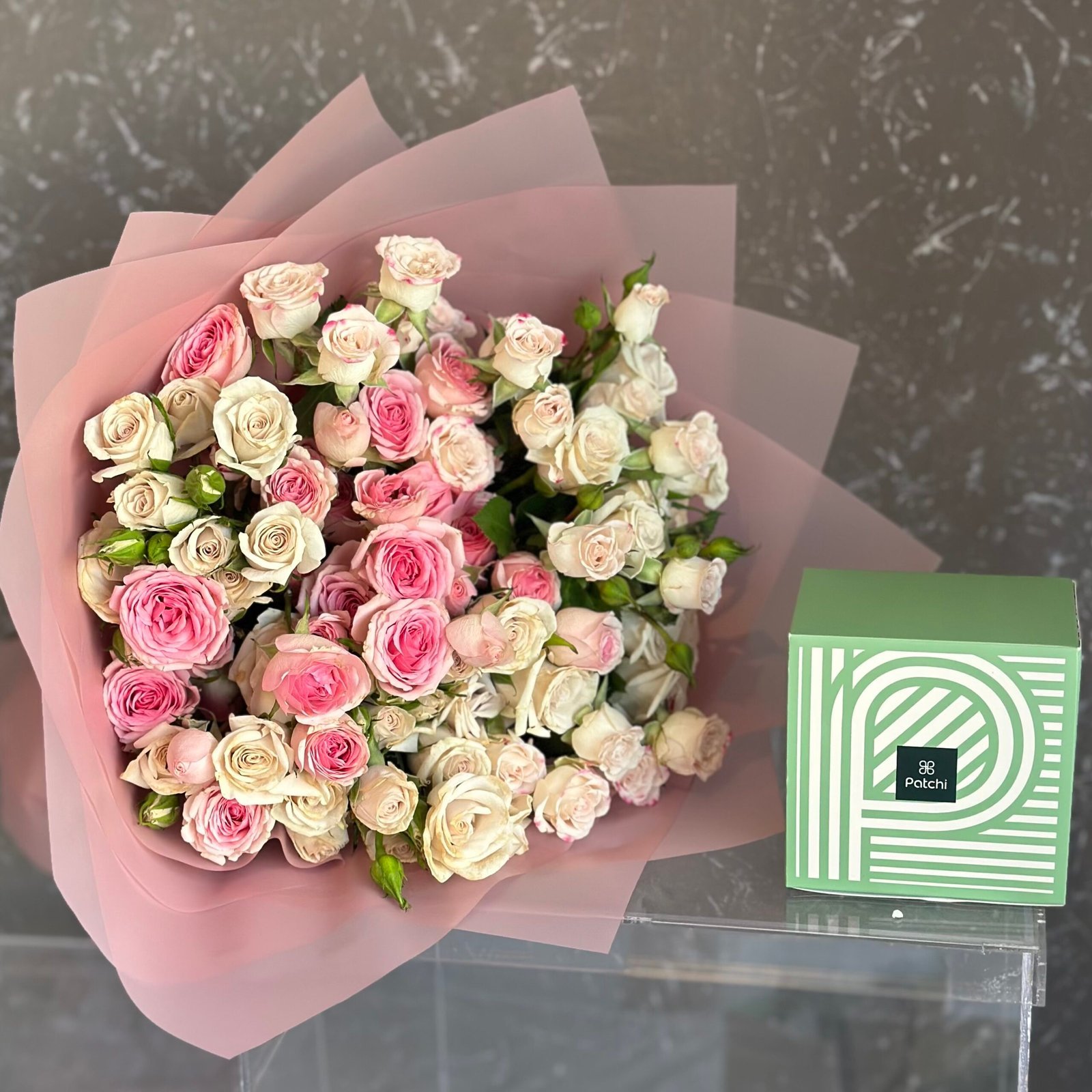 IMG_8533-1-scaled-1.jpeg باقة الورد مع شوكولاتة باتشي - الصورة 1