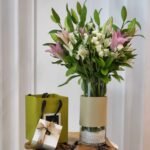 مزهرية الوردة البيضاء الجميله