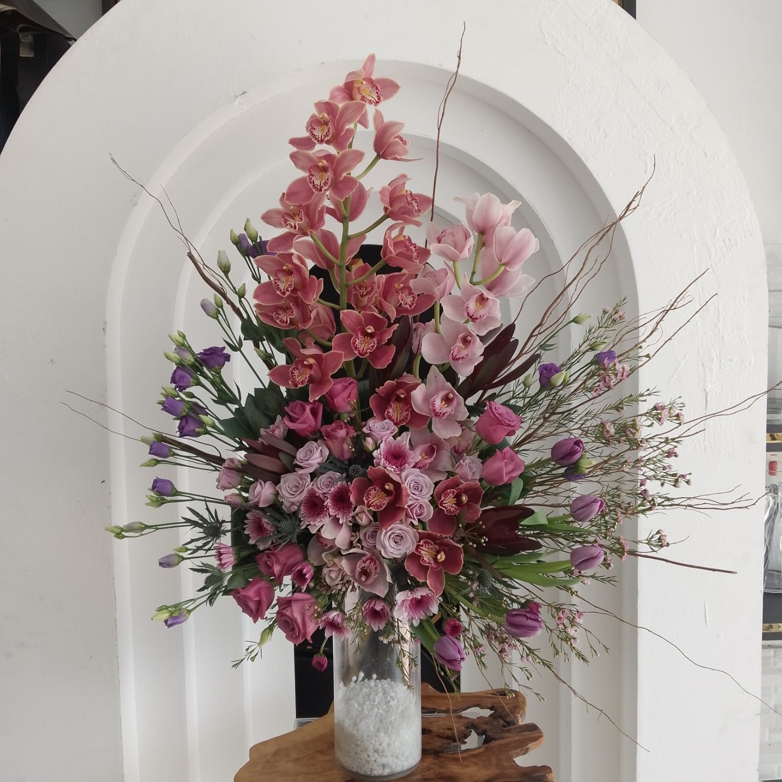 29e4a207-89ab-407f-be30-8e9c7472a1f3.jpeg مزهرية ازهار الاوركيد - الصورة 1